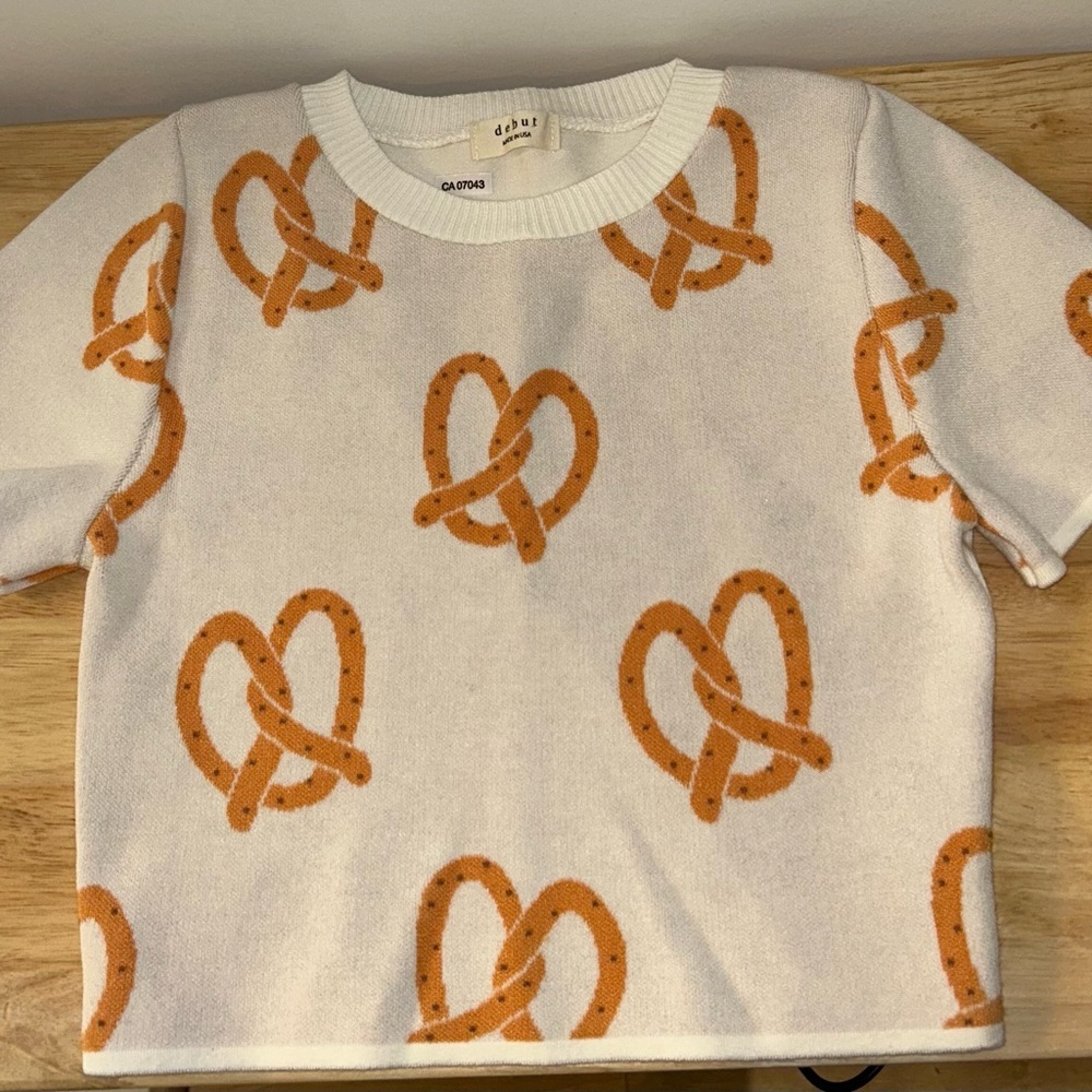 ⭐️ 2/$50 Debut Pretzel Print Knit Top White Orange S/M